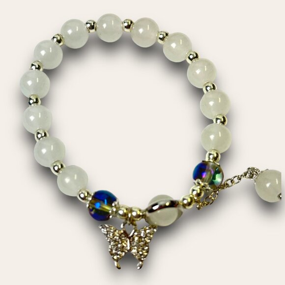 White Beaded Bracelet With Rhinestone Butterfly Charm & Blue Accent Beads Elasti - Picture 1 of 3